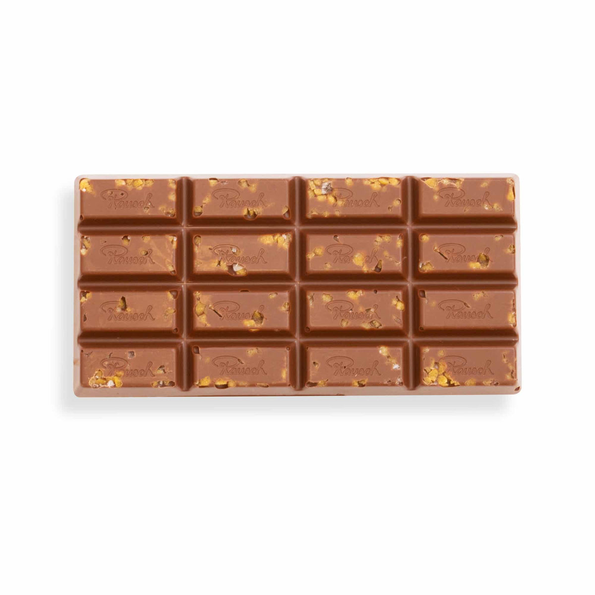Schokoladentafel mit Karamell- und Meersalzstücken auf weißem Hintergrund.