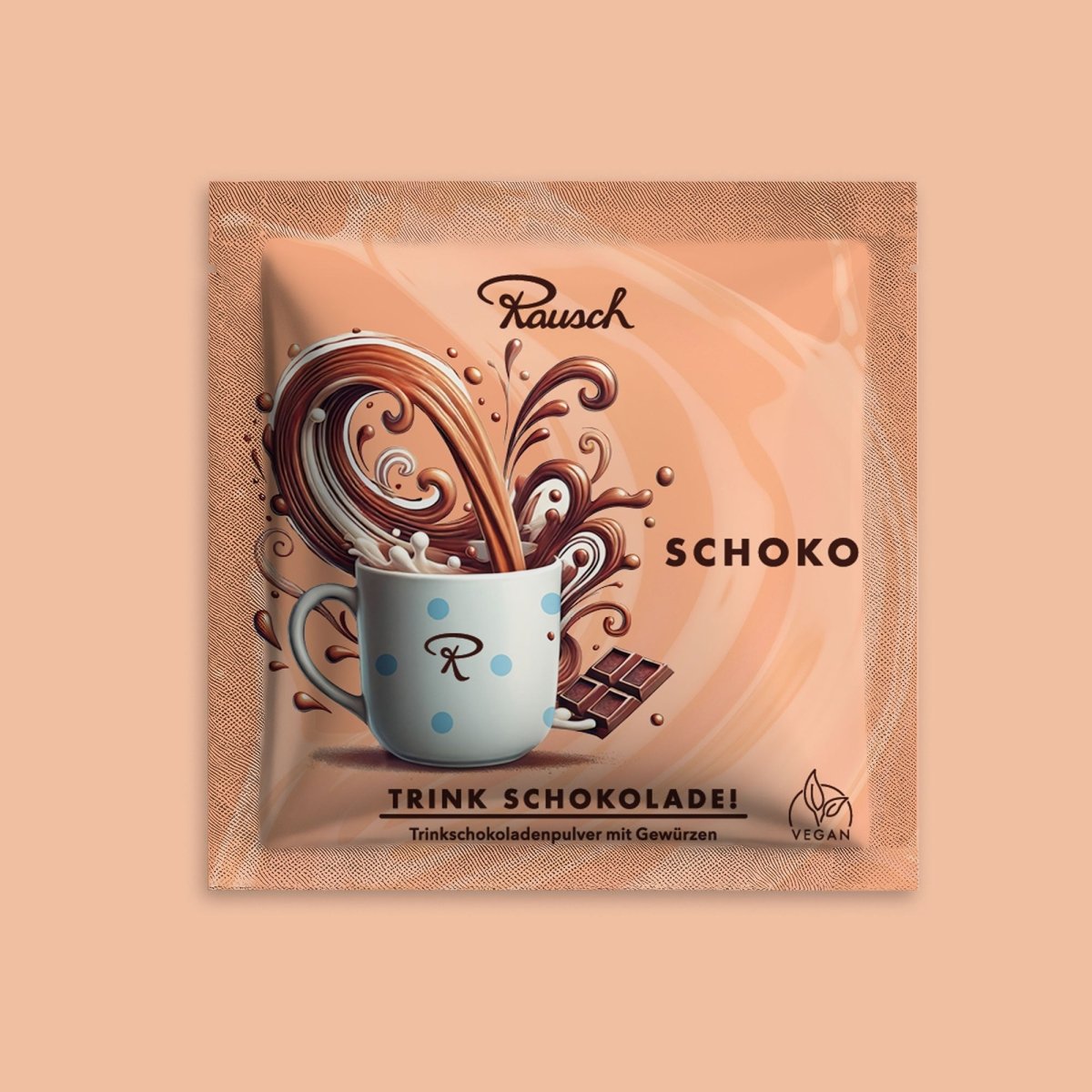 Rausch Trinkschokolade Pulverpackung, vegan, mit Tasse und flüssiger Schokolade, auf beigem Hintergrund.