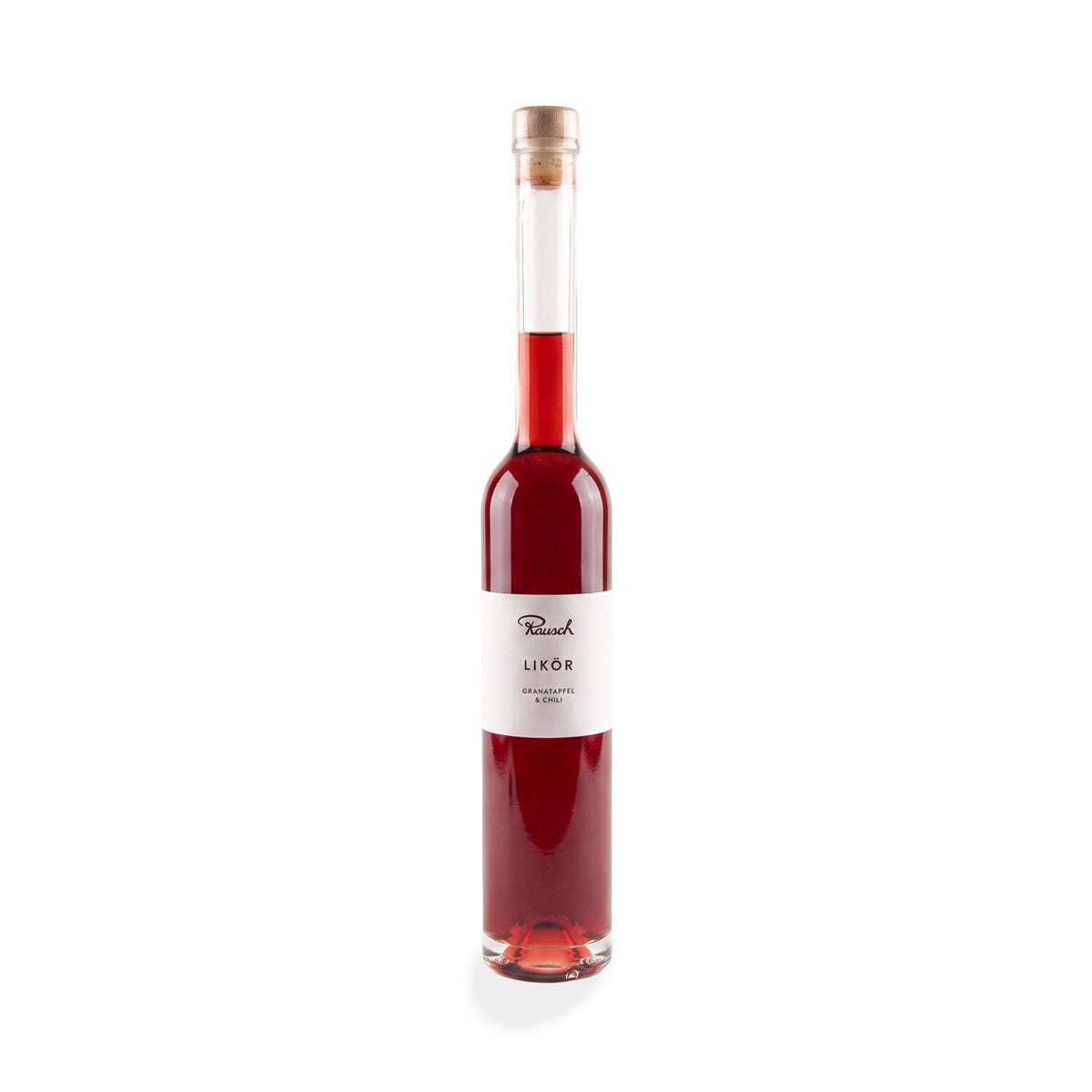 Hohe schlanke Glasflasche mit tiefrotem Granatapfel-Chili-Likör und schlichter weißer Etikette. - Rausch