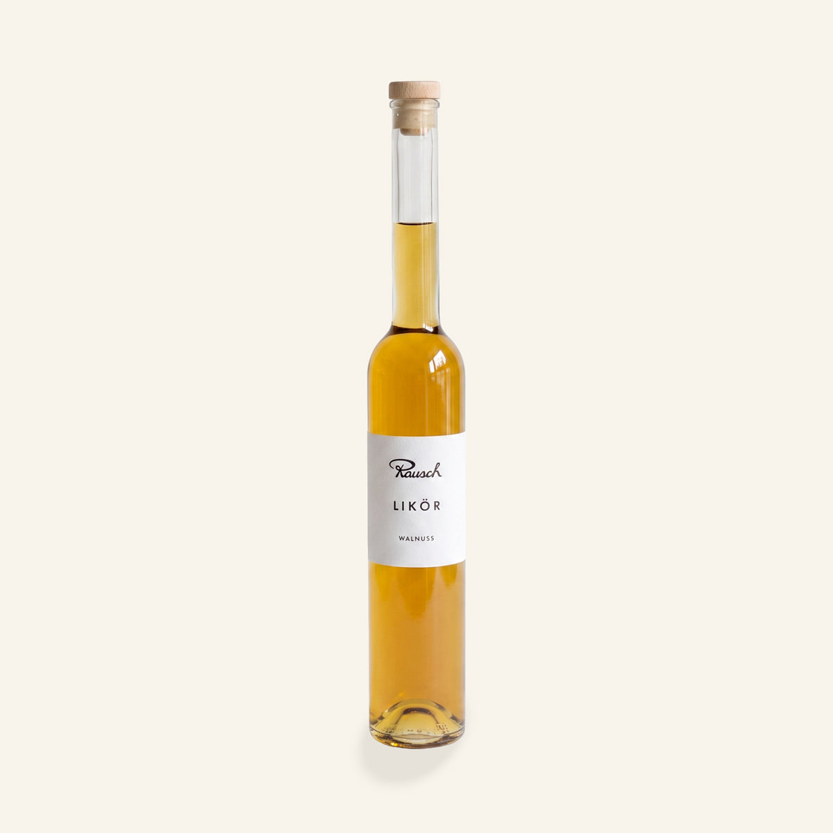 Schmale Glasflasche mit goldenem Walnusslikör und schlichtem weißem Etikett. - Rausch