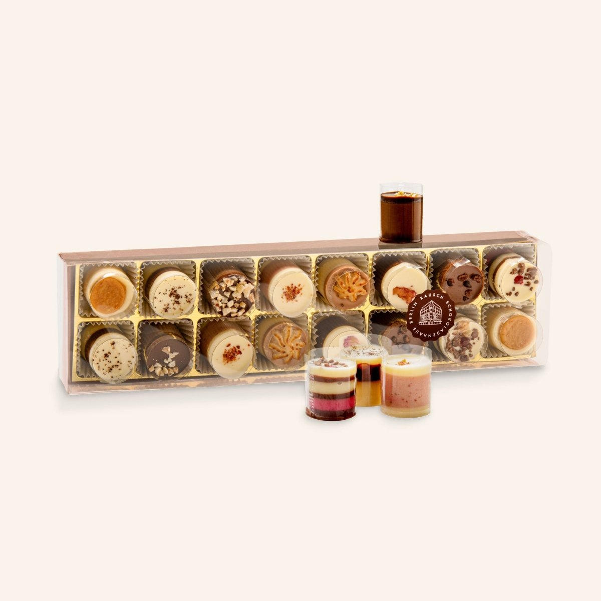 Elegante Box mit 16 Petit Fours, verziert mit Nüssen und Früchten. - Rausch