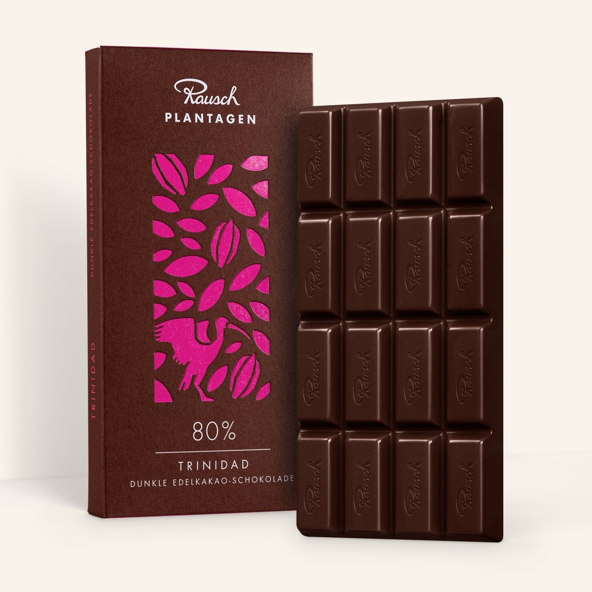 Rausch Trinidad 80% dunkle Edelkakao-Schokoladentafel mit rosa Verpackung und Kakaobohnen-Design.