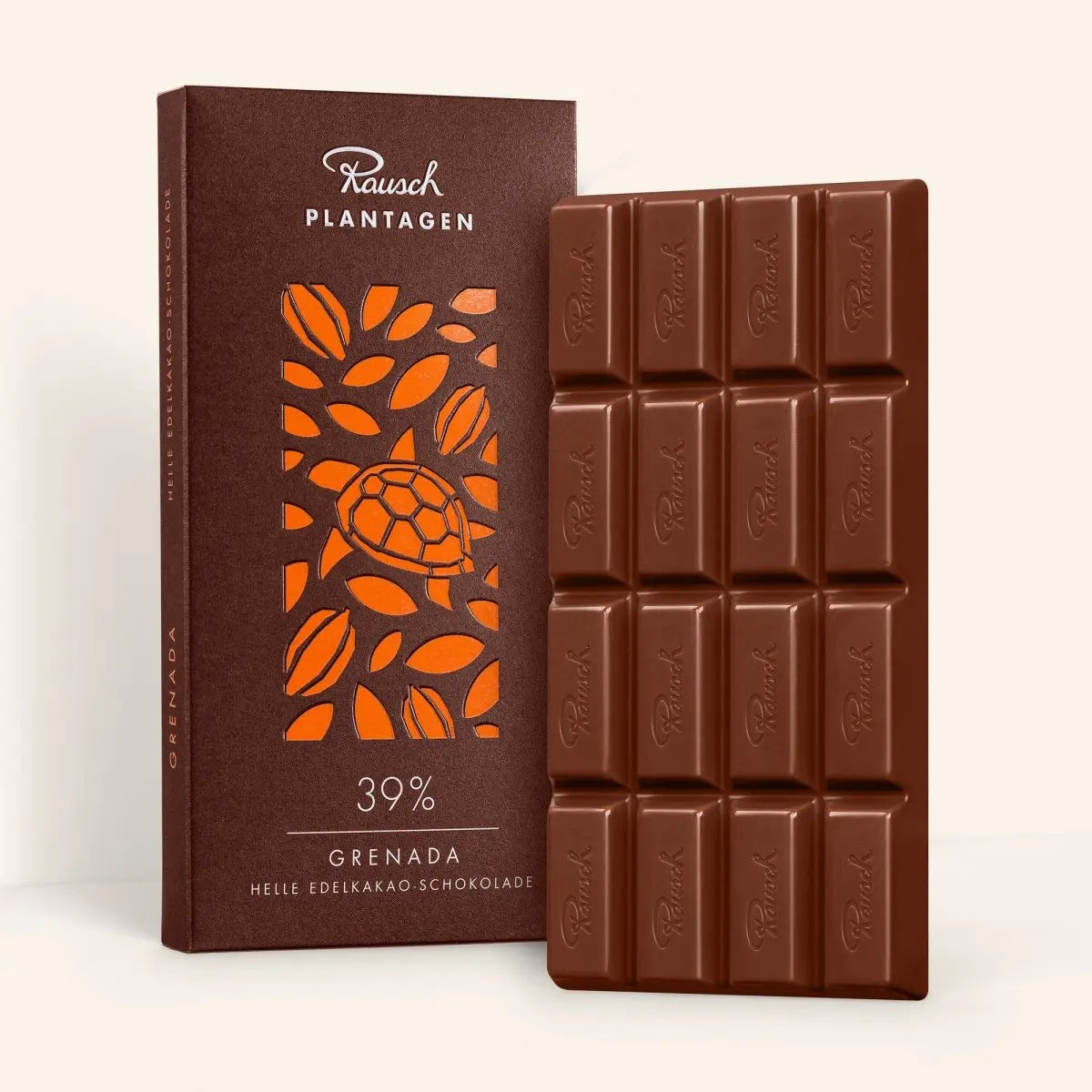 Rausch 39% Grenada Schokoladentafel vor edler Verpackung mit Kakao-Design.