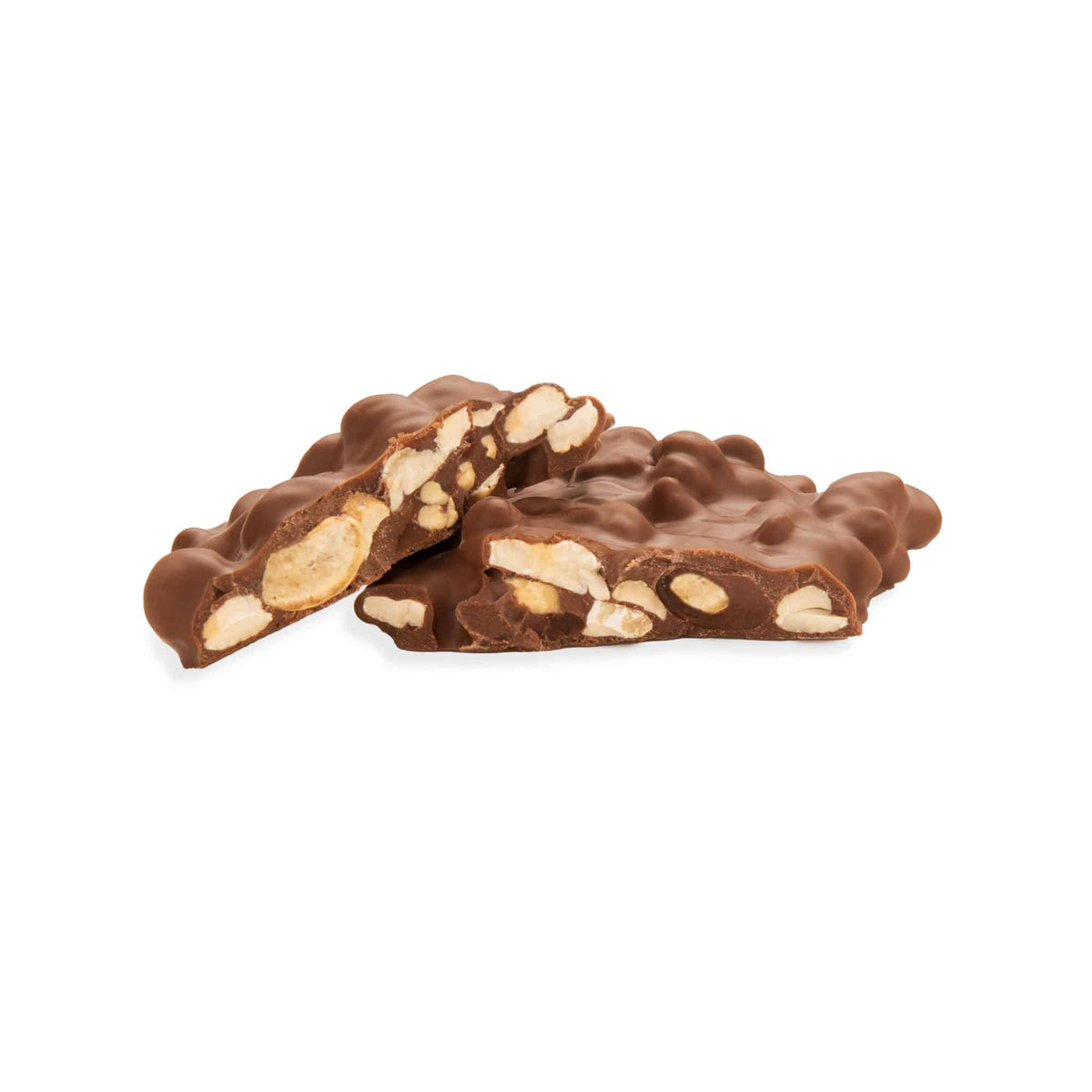 Zwei Stücke Cashew-Schokolade, gespickt mit ganzen Nüssen, auf weißem Hintergrund.