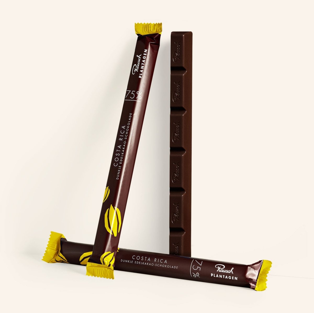 Dunkle Schokoladensticks Costa Rica 75% von Rausch mit eleganter Verpackung, pyramidenförmig angeordnet.