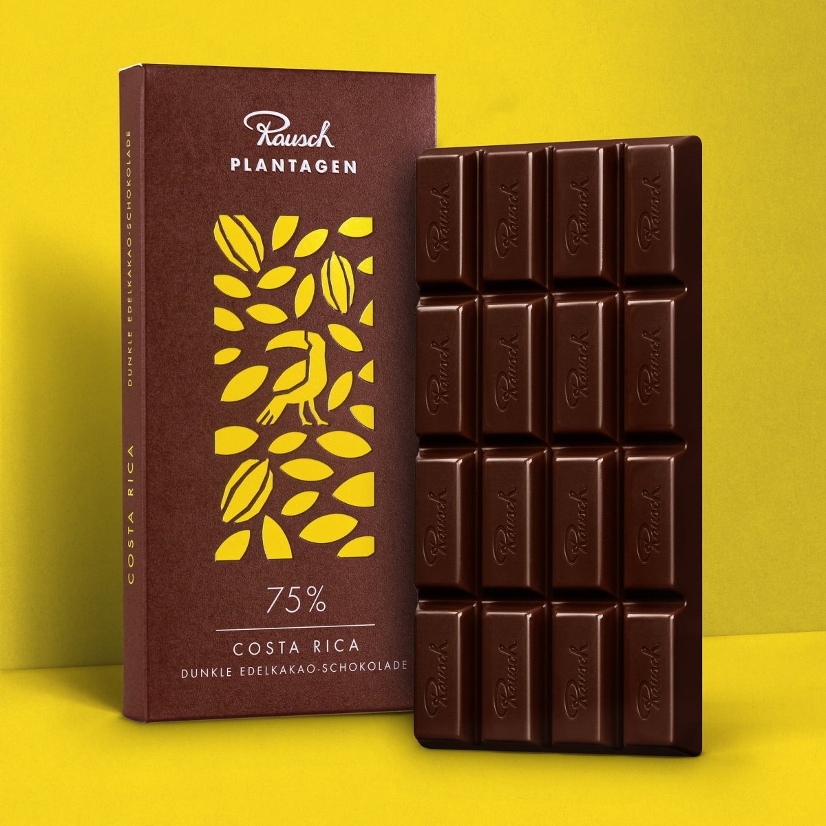 Rausch Costa Rica 75% dunkle Schokolade Tafel und Verpackung auf gelbem Hintergrund.