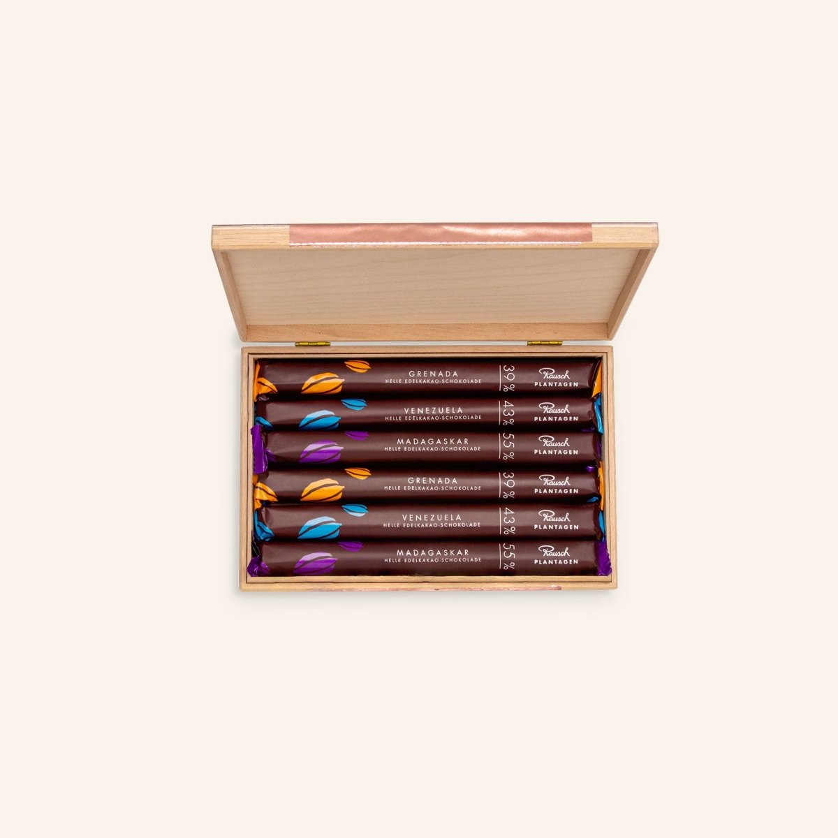 Offene Holzbox mit zwölf Rausch Schokoladensticks in verschiedenen Geschmacksrichtungen.