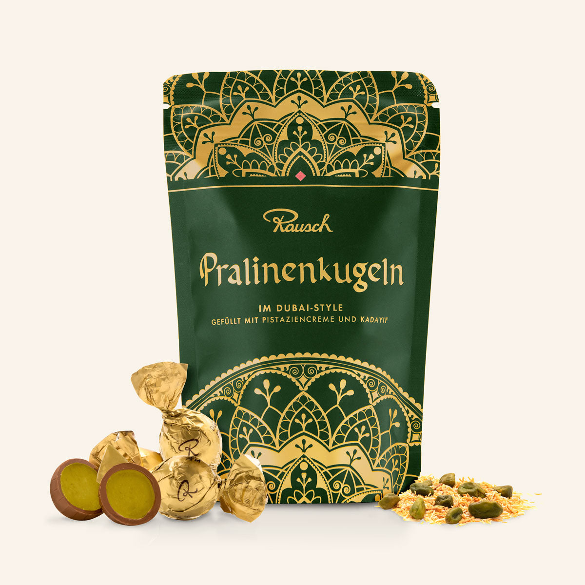 Beutel "Pralinenkugeln Dubai-Style", gefüllt mit Pistaziencreme und Kadaifi, Pralinen und Pistazien im Vordergrund.