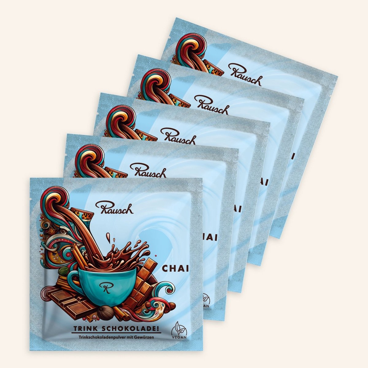 Fünf Rausch Trinkschokolade Chai Verpackungen in blauem Design mit Tasse, Schokolade und Gewürzen illustriert.