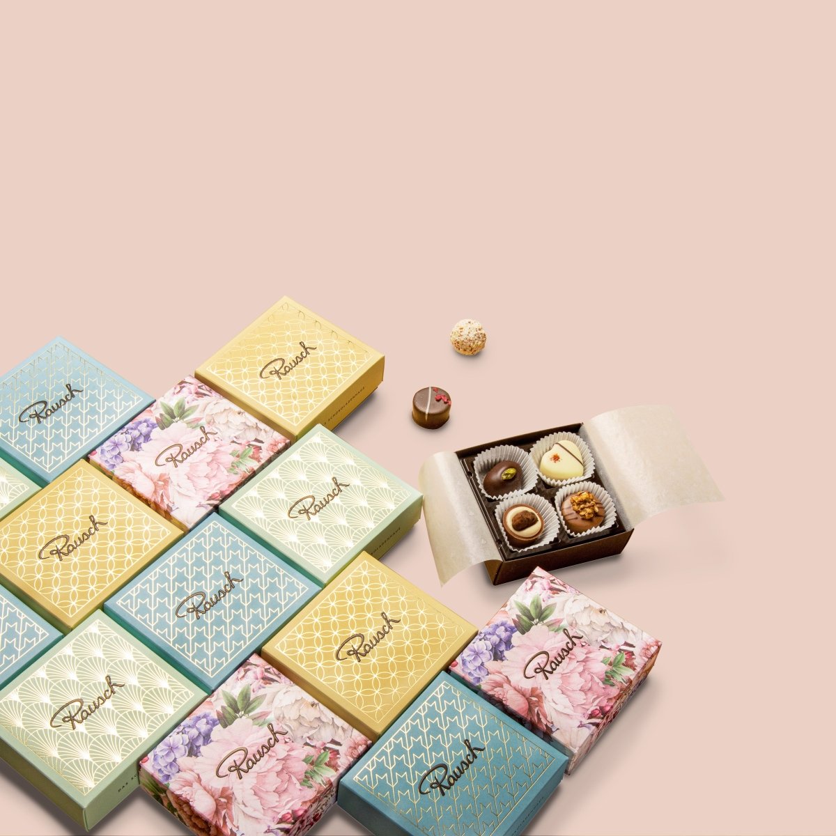 Elegante Rausch Pralinenboxen und geöffnete Schachtel mit Pralinen auf rosa Hintergrund.