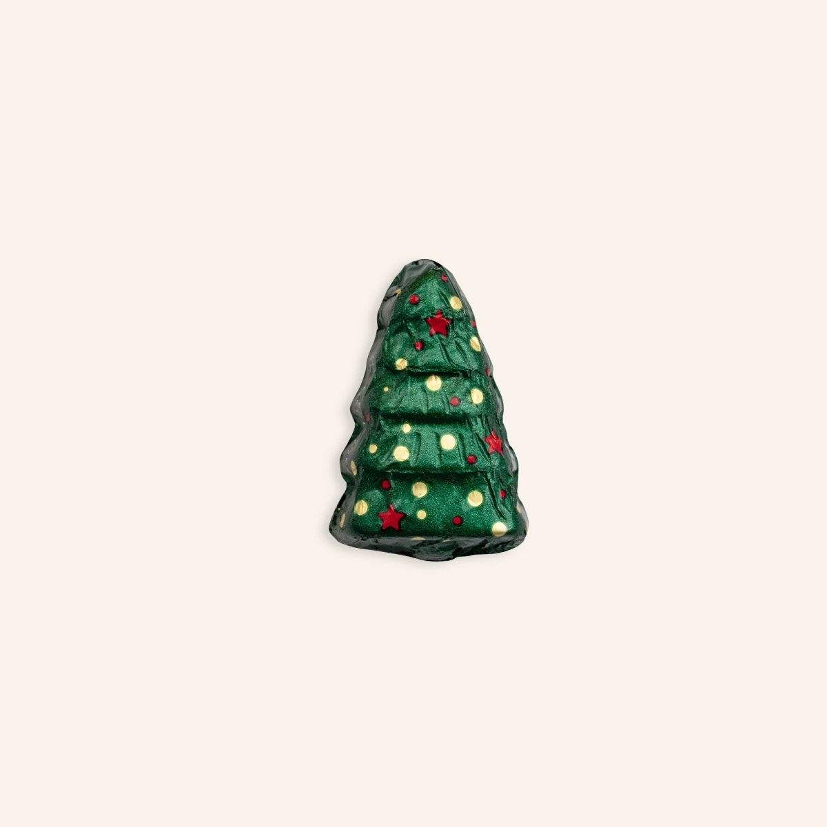 Schokoladen-Weihnachtsbaum aus Zartbitterschokolade in grüner Folie und roten Sternen verziert.