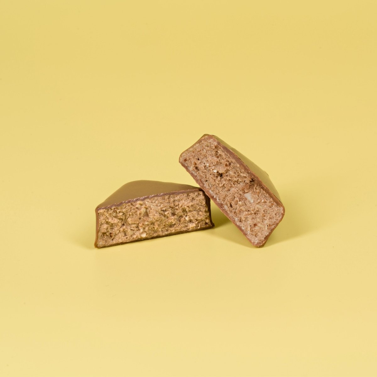 Ansicht eines aufgeschnittenen Nougat-Happens von Rausch vor gelbem Hintergrund.