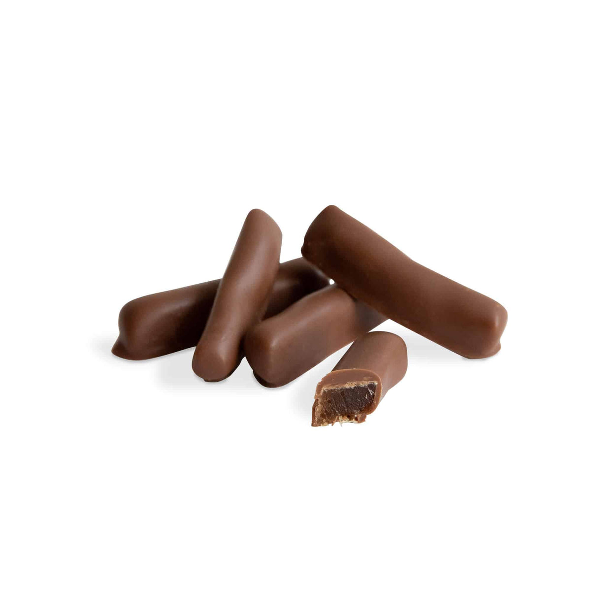 Schokoladenstäbchen mit Ingwerfüllung, eines aufgeschnitten, auf weißem Hintergrund.