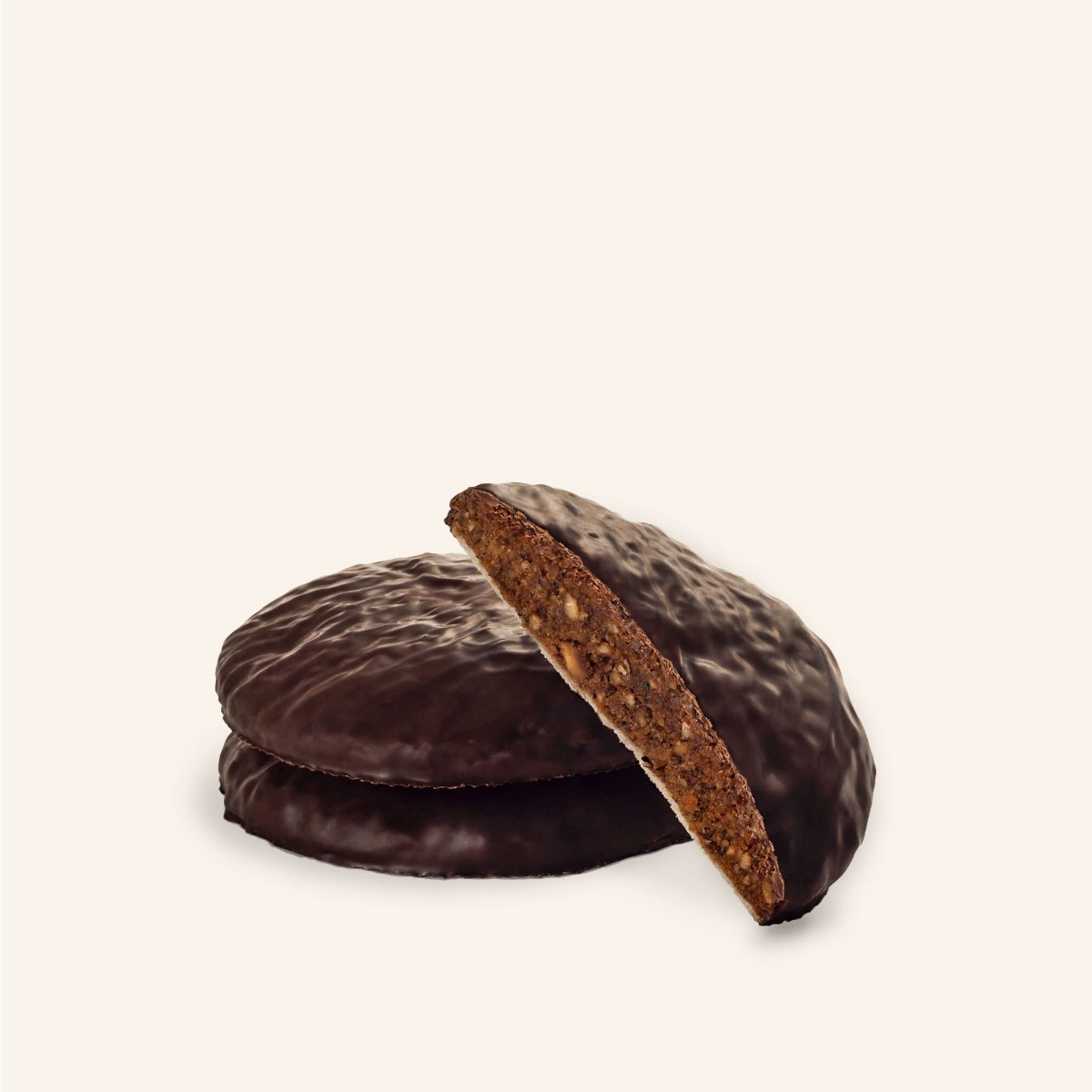Drei Schoko-Lebkuchen, einer halbiert, auf hellem Hintergrund.
