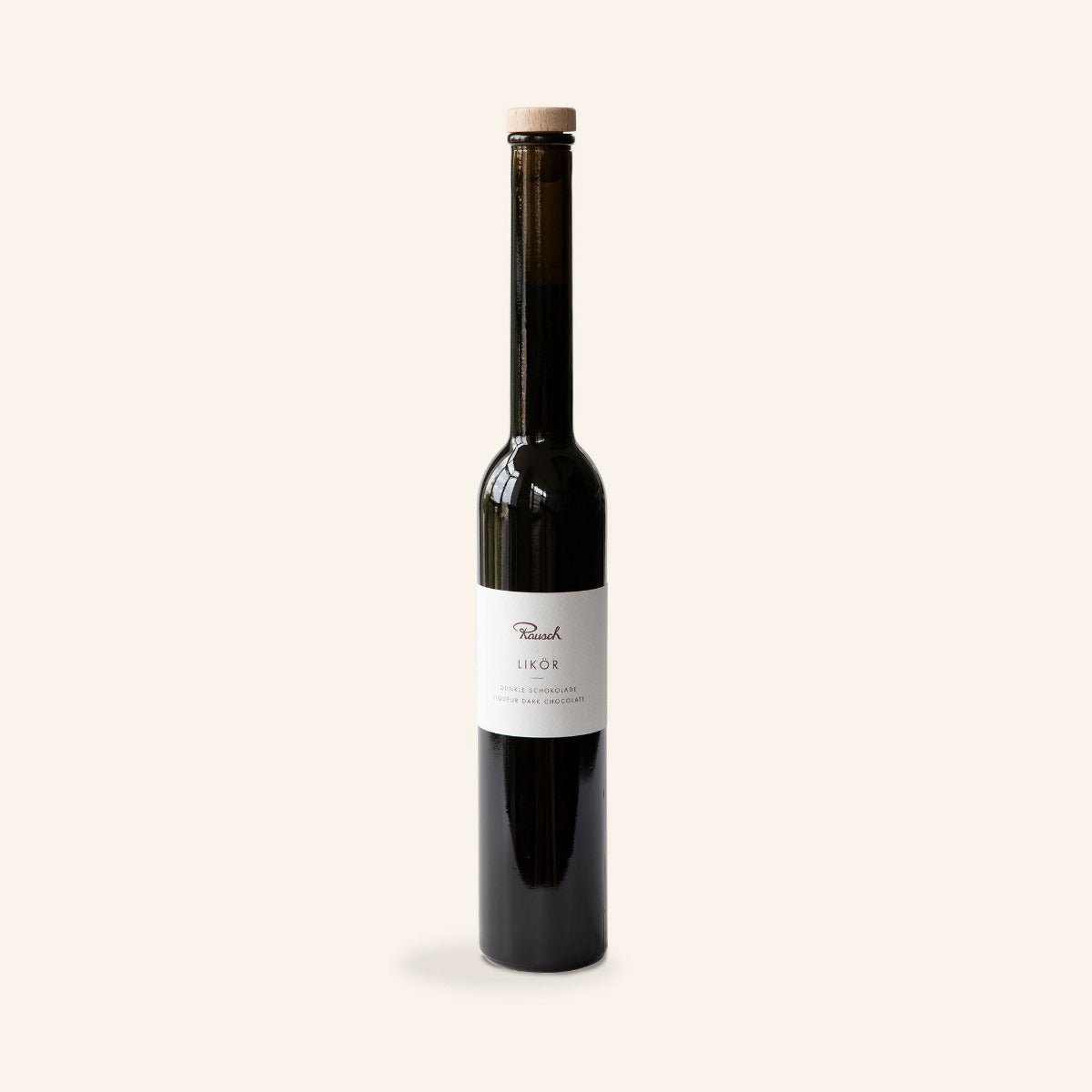 Flasche Rausch Schokoladenlikör aus dunkler Schokolade mit schlichtem Etikett, hellem Hintergrund.