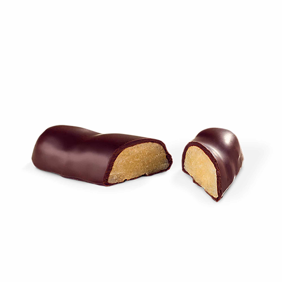 Marzipanbrot-Hälften mit zarter Schokoladenhülle, ein Stück angeschnitten, cremefarbene Marzipan-Füllung sichtbar.