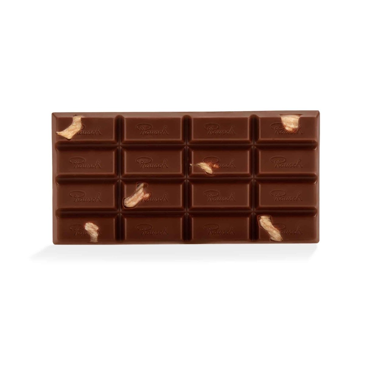 Handgemachte Schokoladentafel mit Mandeln und Spekulatiusstücken von Rausch vor weißem Hintergrund.