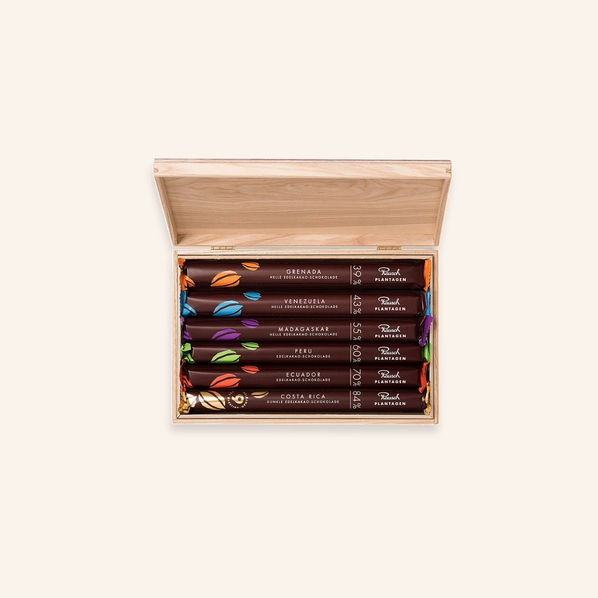 Offene Holzbox mit zwölf Sticks Rausch Plantagenschokolade in verschiedenen Geschmacksrichtungen und Verpackungsfarben.