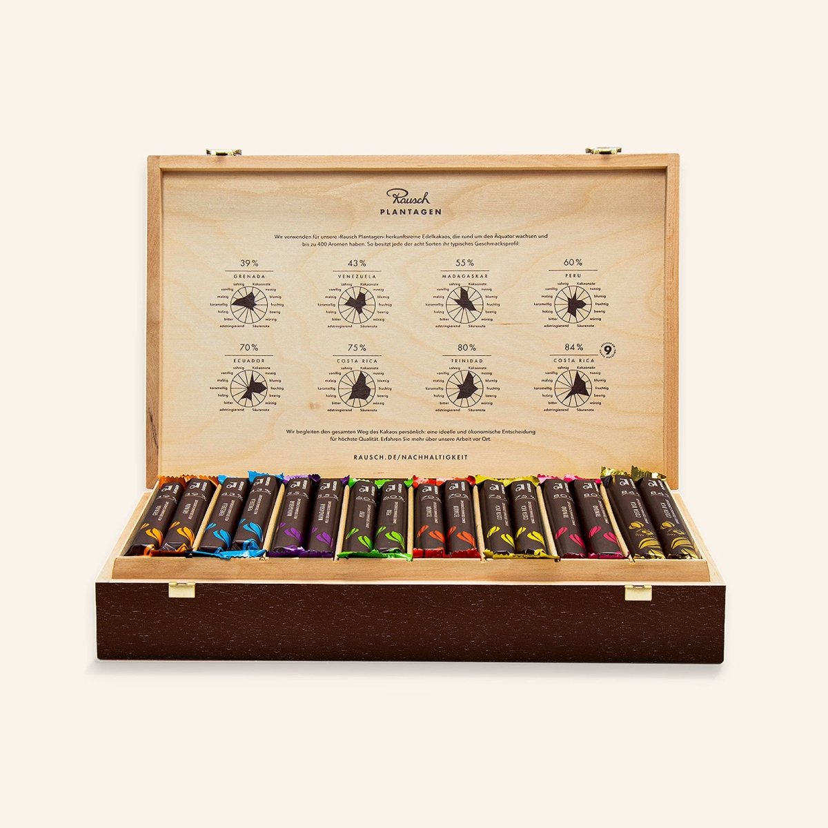 Offene Holzbox mit Sticks von Rausch Plantagenschokolade, sortiert in verschiedenen Sorten.