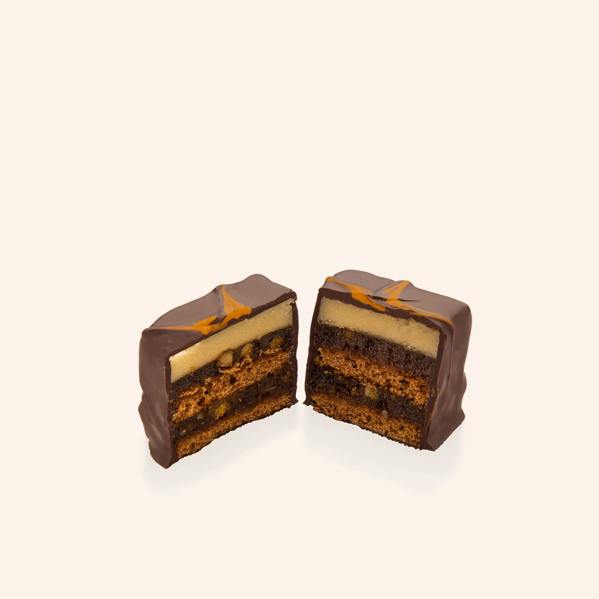Dominosteine mit Schichten aus Lebkuchen, Marzipan und Gelee, überzogen mit Schokolade, dekoriert mit Orange und Ingwer.