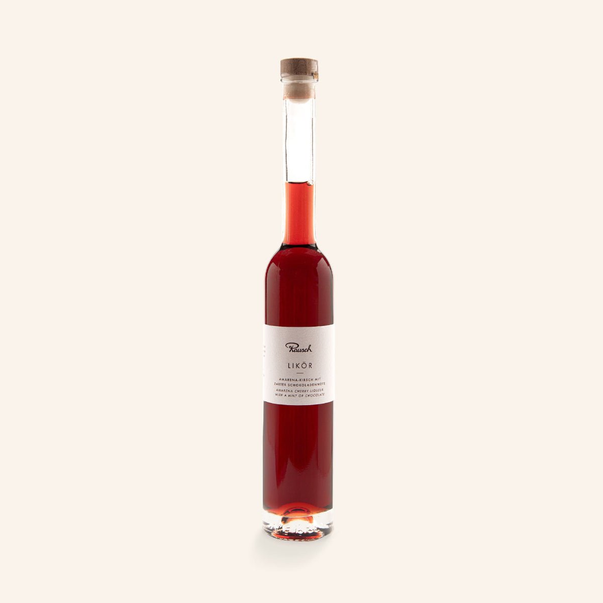 Schlanke Flasche Rausch Likör Amarena Kirsch auf hellem Hintergrund, gefüllt mit rotem Likör.