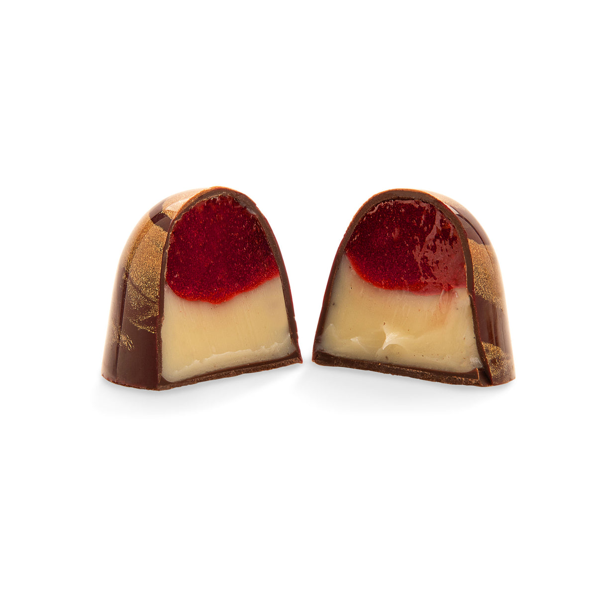 Praline mit Schokoladenhülle, gefüllt mit heller Creme und roter Grütze, auf weißem Hintergrund halbiert.