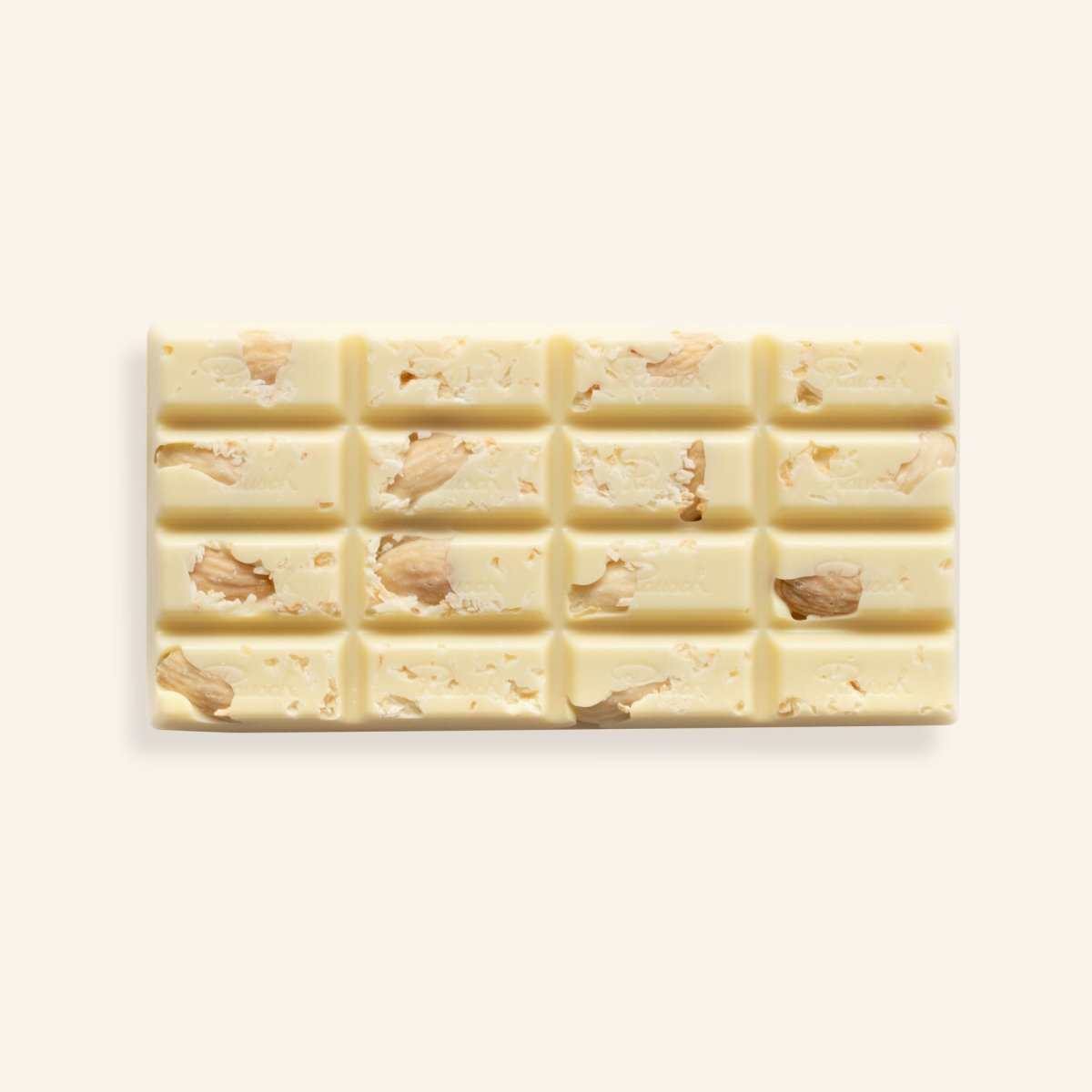 Weiße Schokoladentafel mit Mandelstücken und Kokos, auf hellem Hintergrund.