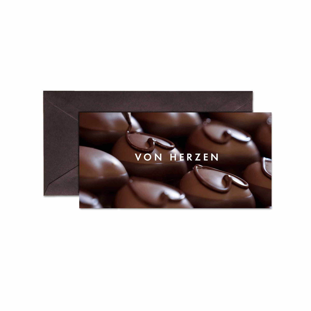 Grußkarte mit Schokoladenpralinen-Motiv und "Von Herzen" Text, umhüllt von einem dunklen Umschlag.
