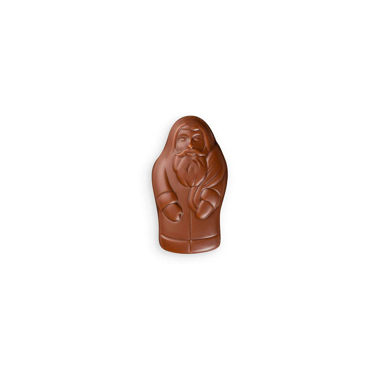 Schokoladen-Weihnachtsmann aus Vollmilchschokolade vor weißem Hintergrund.