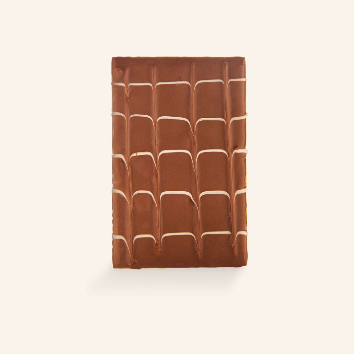Schokoladentafel mit Karamell, dekoriert mit feinen Linienmuster aus heller Schokolade.