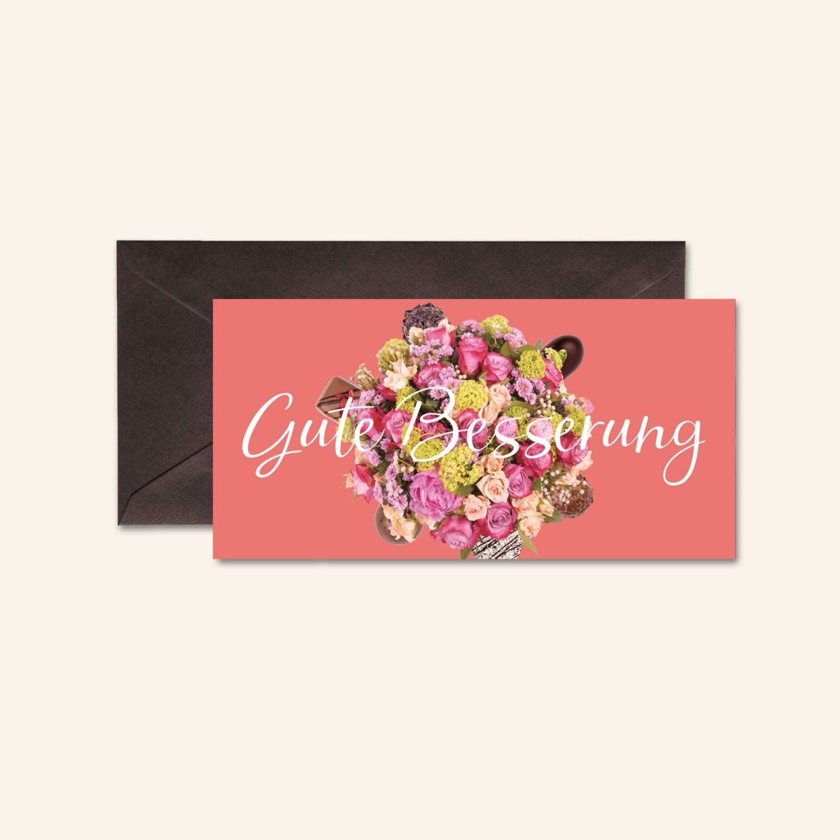 Rote Grußkarte mit "Gute Besserung"-Text und Blumen-Schokoladen-Collage vor braunem Briefumschlag.