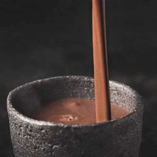 Heißer Kakao in einer rustikalen Tasse mit Holzlöffel, Rausch Schokolade.