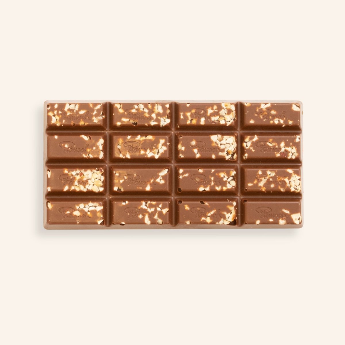 Helle Schokoladentafel mit Haselnussstücken.