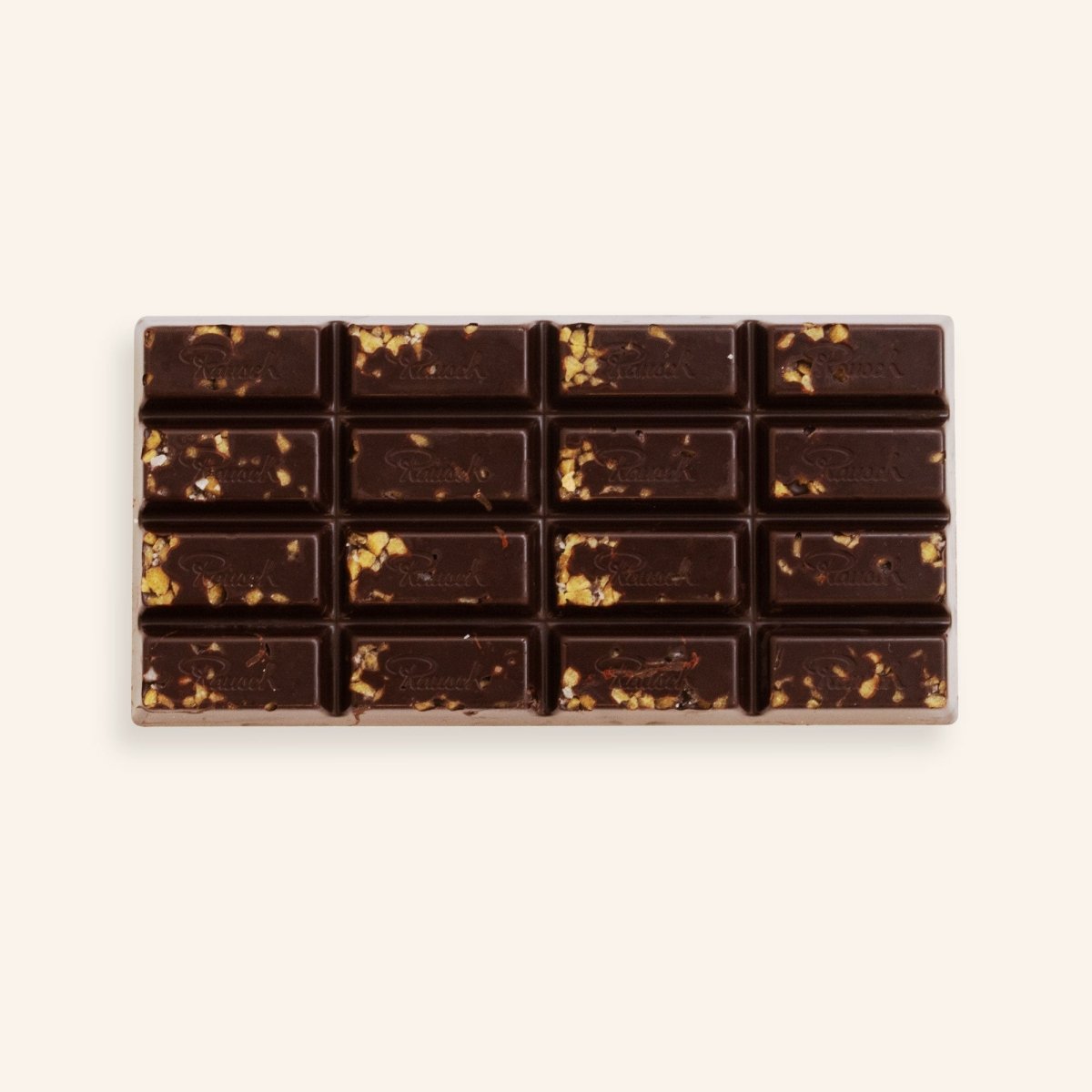Dunkle Schokoladentafel mit Karamell- und Meersalzstückchen, elegant verpackt.