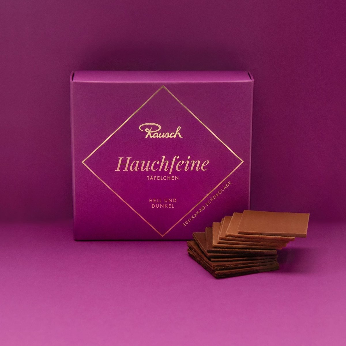 Rausch Hauchfeine Täfelchen, hell und dunkel, auf lila Hintergrund präsentiert.
