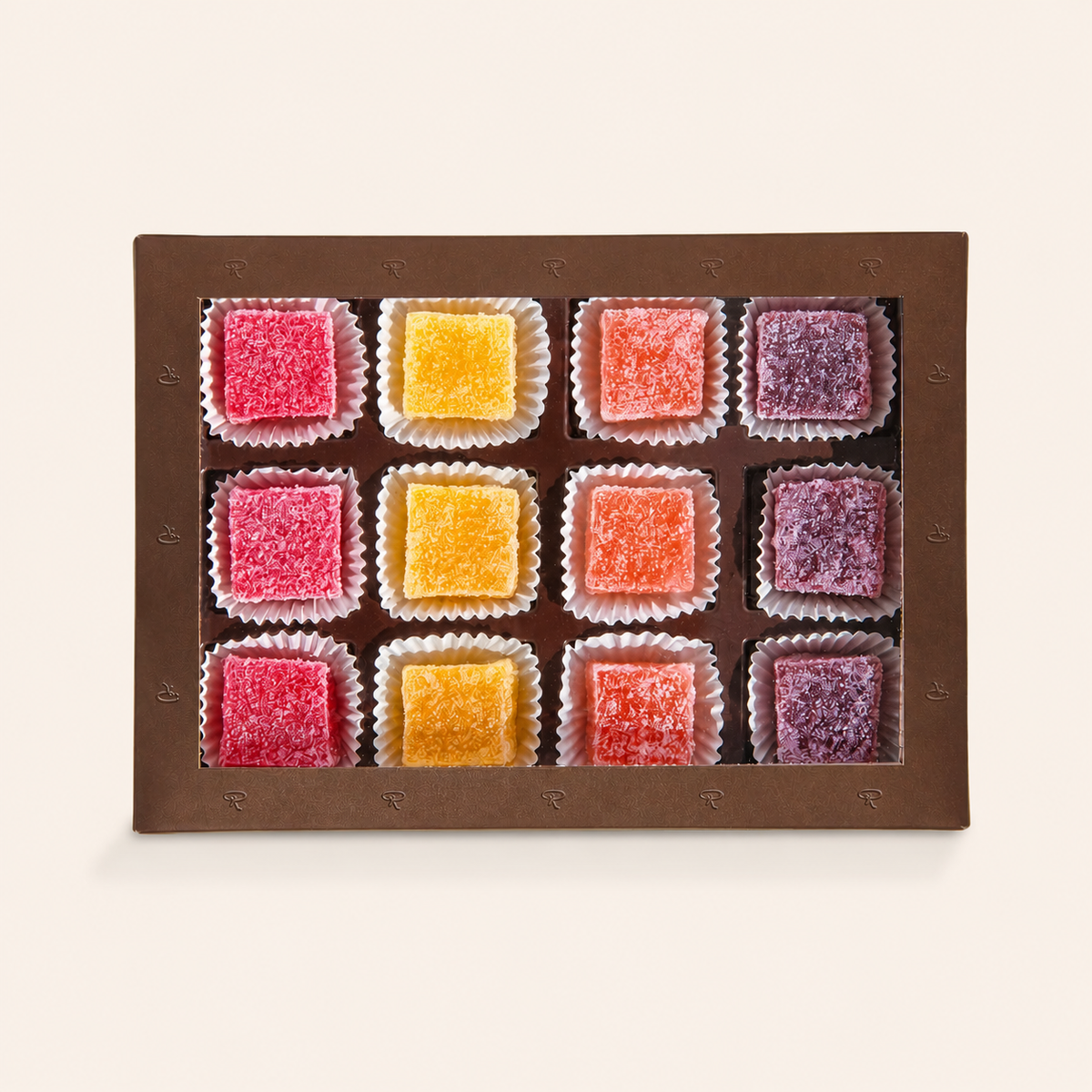 Fruchtmarkgelees in verschiedenen Farben in einer eleganten, braunen Geschenkbox angeordnet.