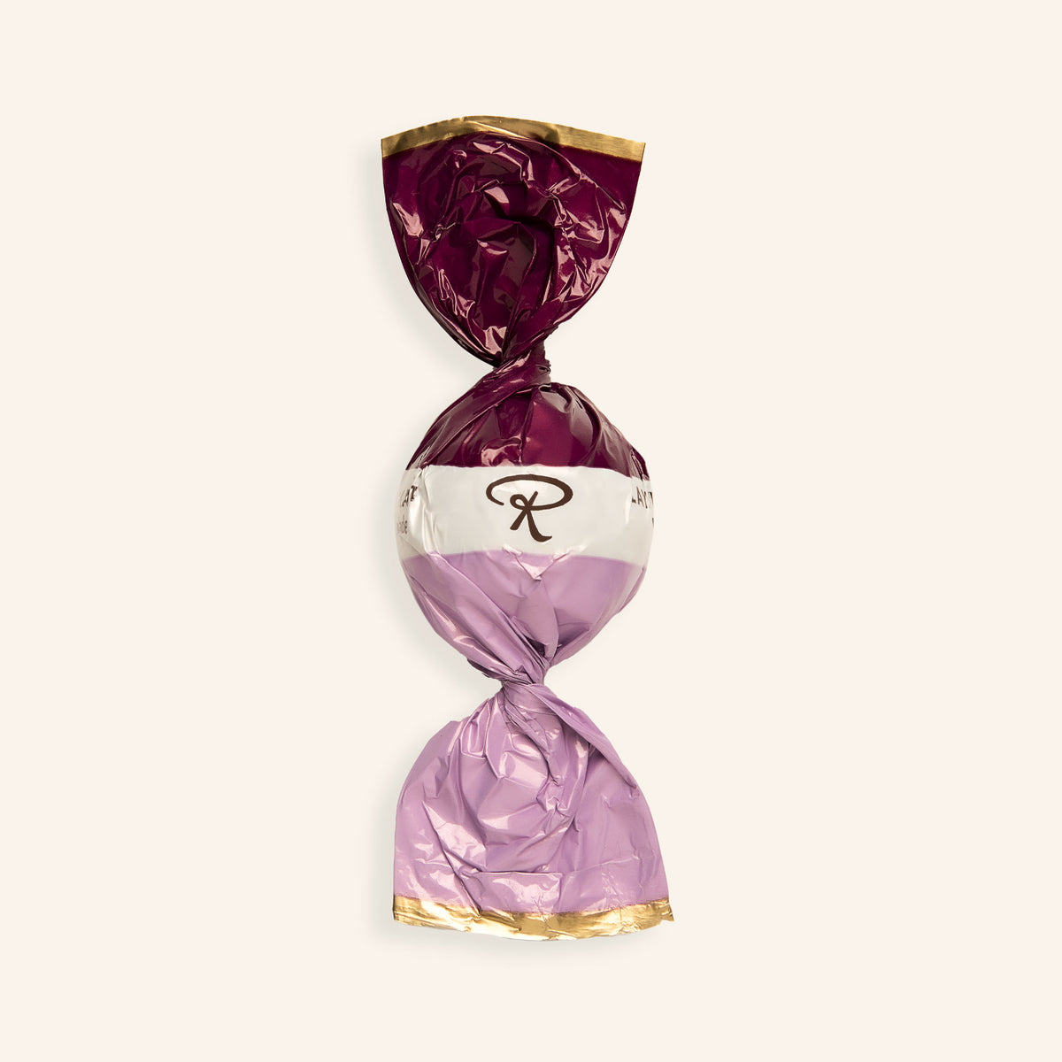 Pralinenkugel in violette Folie gewickelt, mit Rausch-Logo und elegantem Design.