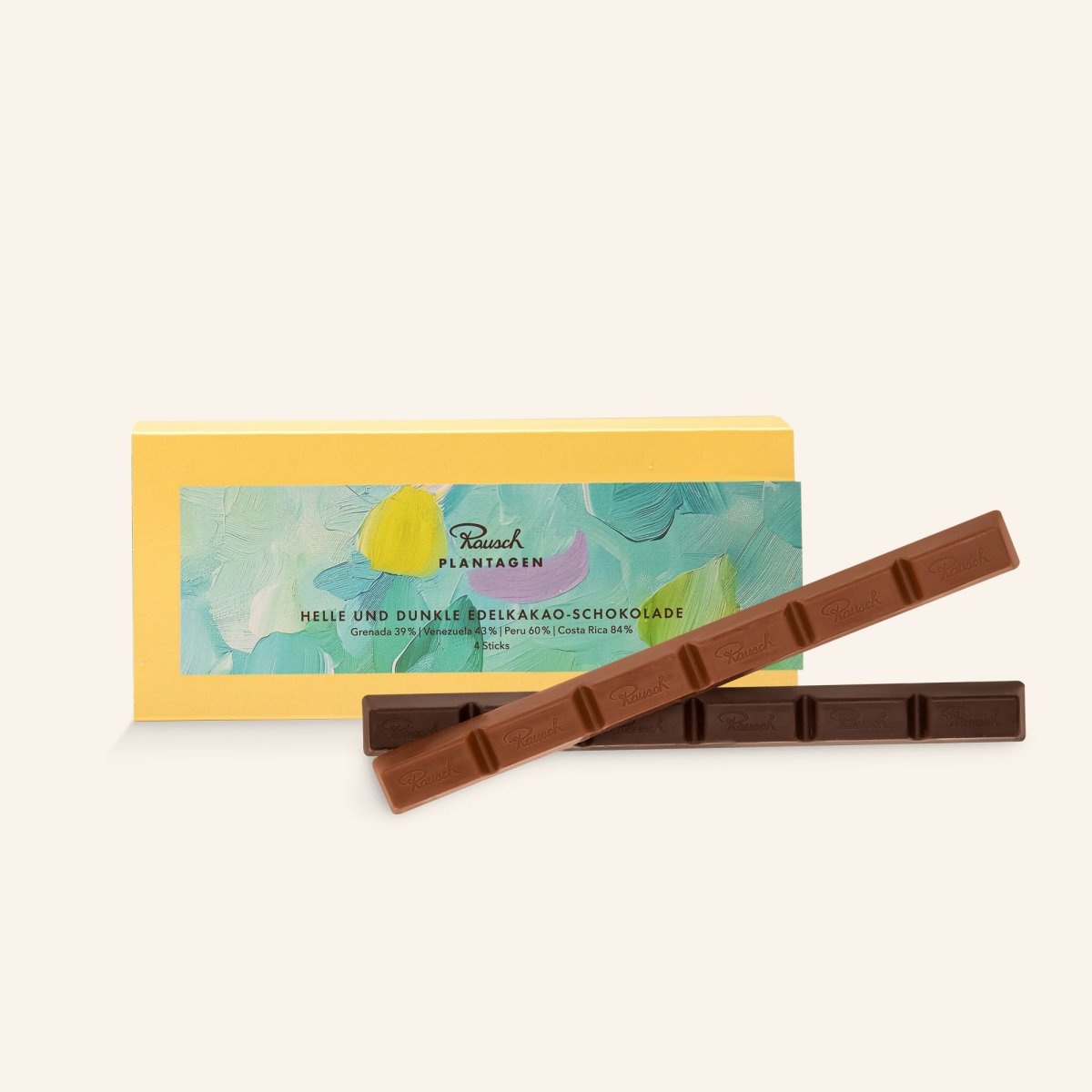 Rausch Schokoladensticks in heller und dunkler Schokolade neben gelber Verpackung mit abstraktem Design.