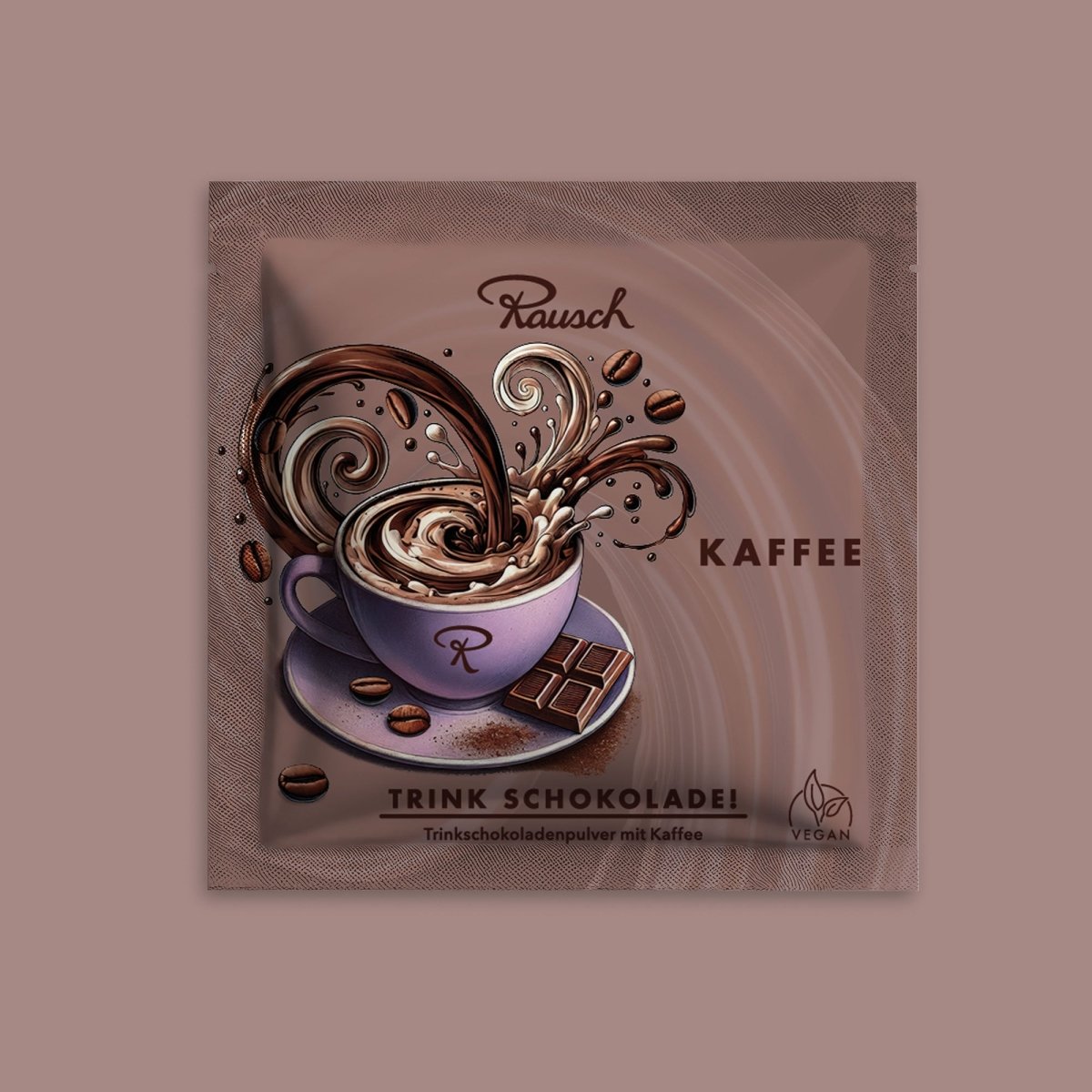 Rausch Trinkschokolade mit Kaffee in lila Tasse, umgeben von Kakaobohnen, Schokoladenstücken und beige Hintergrund.