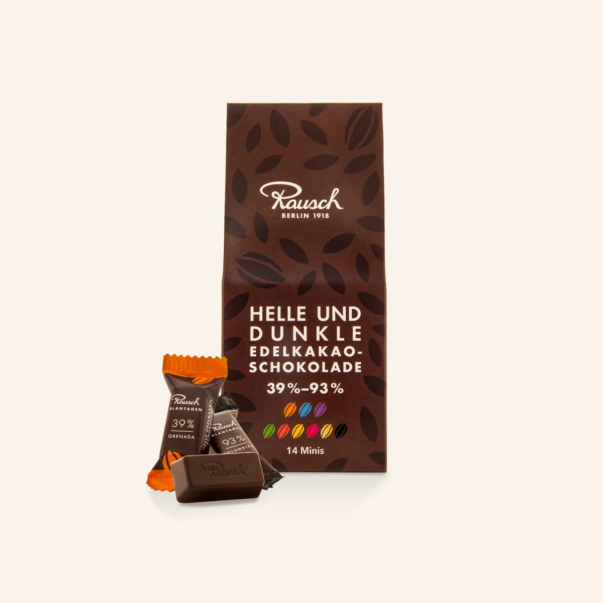 Braune Verpackung mit Kakaobohnen-Motiv, handwerkliche helle und dunkle Schokolade in kleinen Tafeln. - Rausch