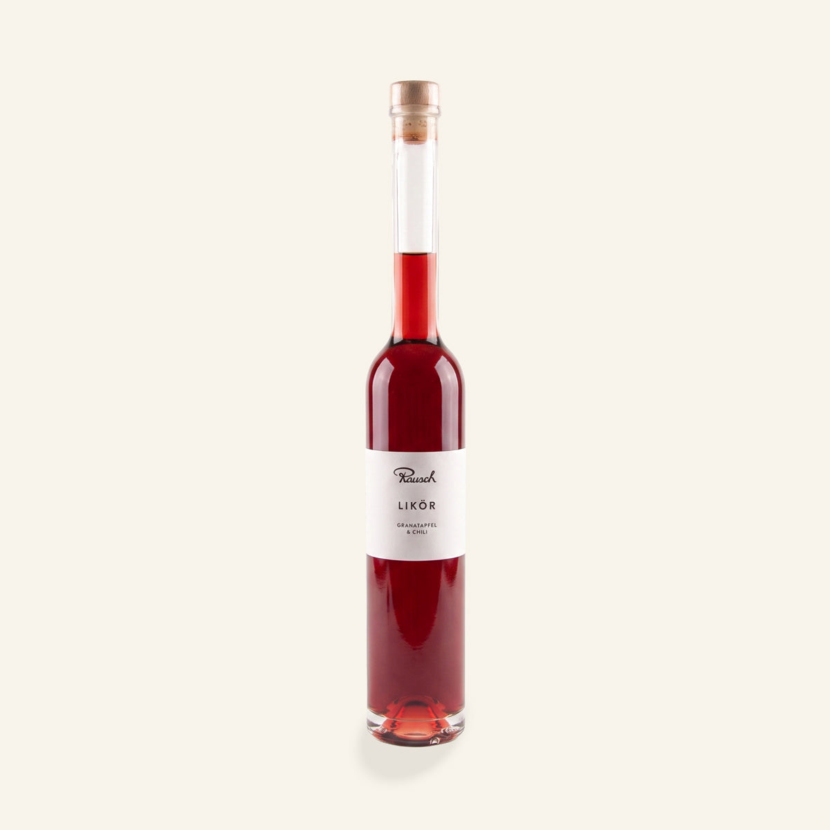 Schlanke Glasflasche mit tiefrotem Granatapfel-Chili-Likör und schlichtem weißen Etikett. - Rausch