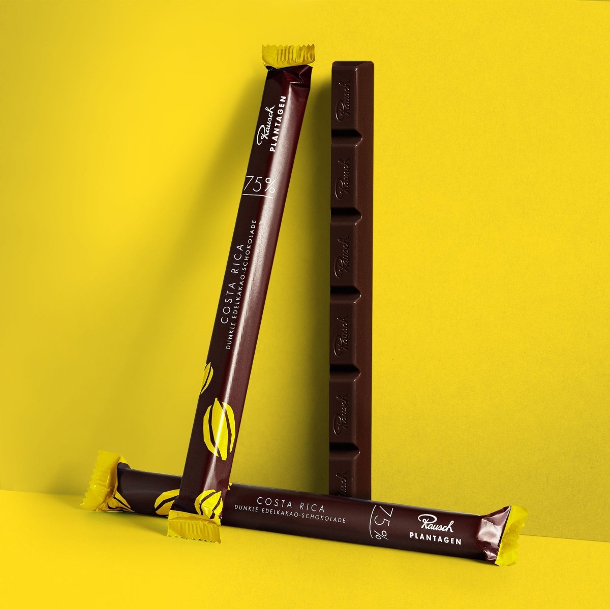 Rausch Costa Rica 75% Edelschokolade-Sticks vor gelbem Hintergrund.