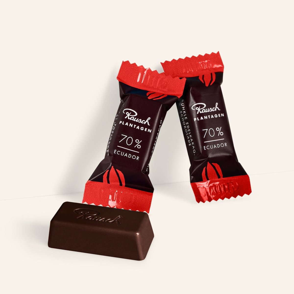 Rausch Ecuador 70% Minis, zwei verpackte und ein ausgepackter Mini vor hellem Hintergrund.