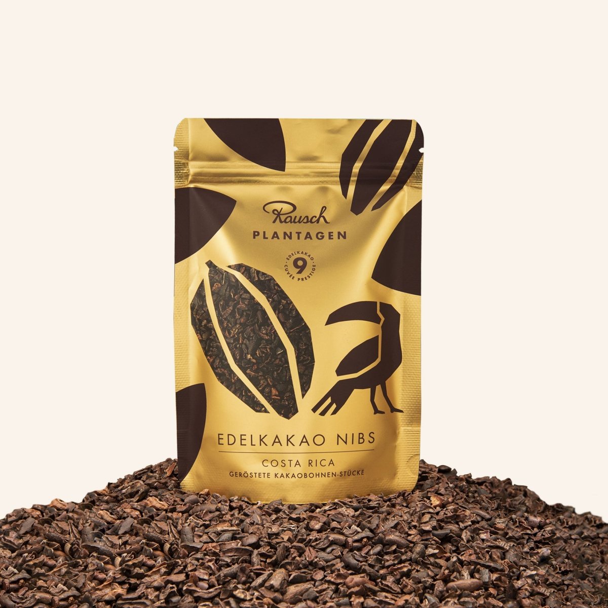 Packung Rausch Edelkakao Nibs aus Costa Rica, umgeben von Kakaonibs auf hellem Hintergrund.