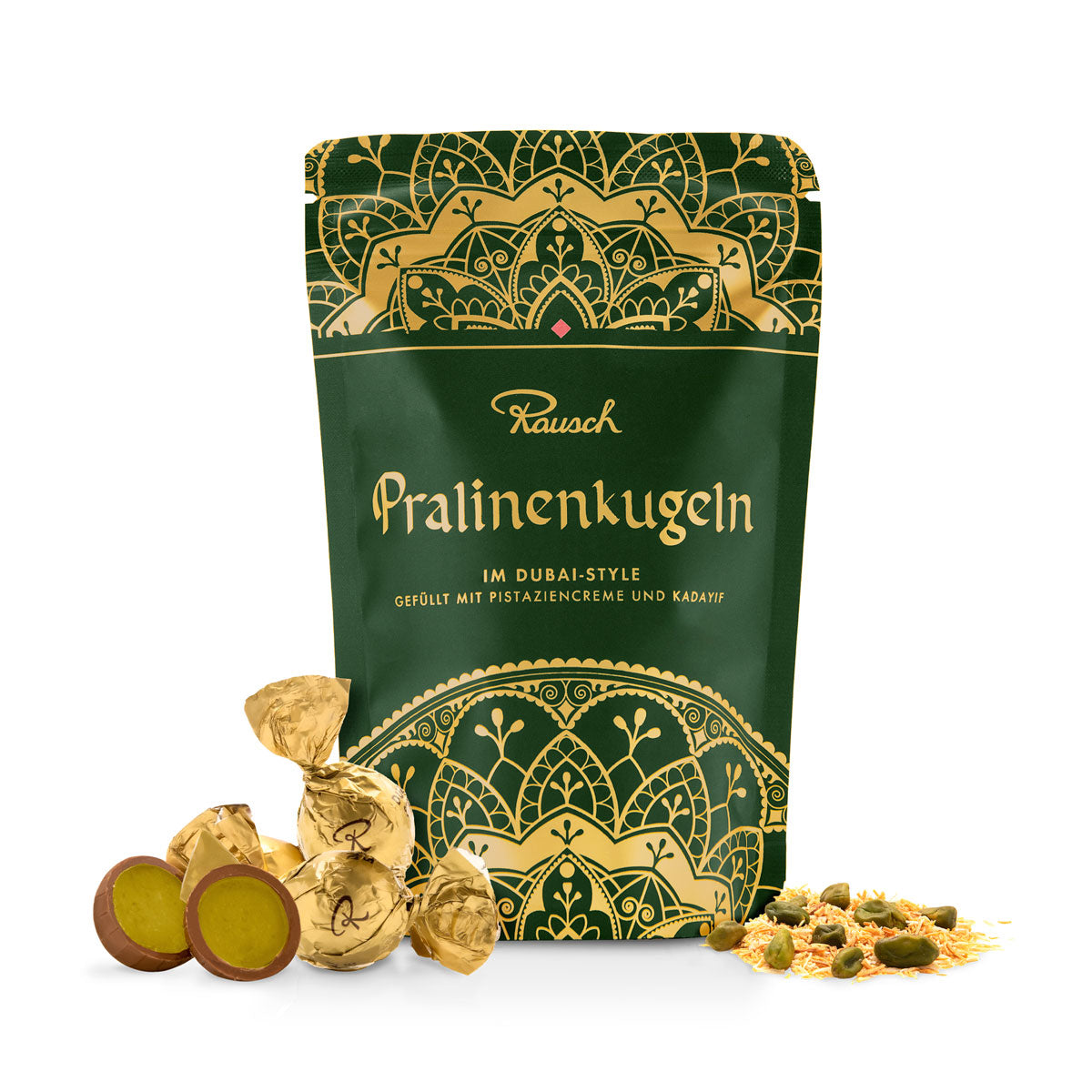 Pralinenkugeln im Dubai-Style, gefüllt mit Pistaziencrème, elegant in grün-goldener Verpackung auf weißem Hintergrund.