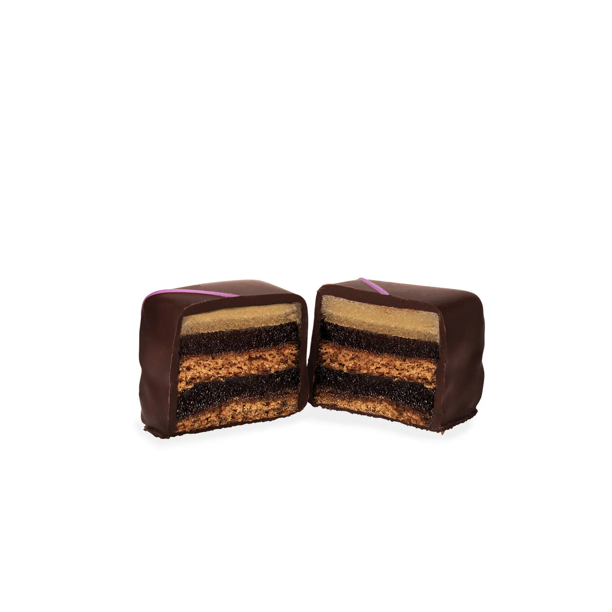 Aufgeschnittener Dominostein mit Schichten aus Lebkuchen, Gelee und Marzipan, umhüllt von dunkler Schokolade.