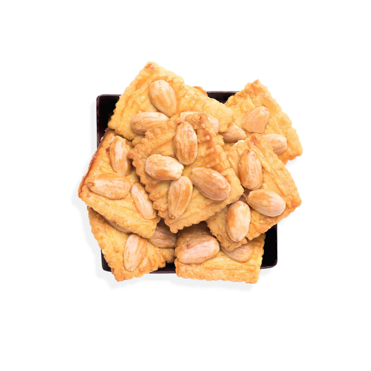 Knuspriges Gebäck mit ganzen Mandeln auf brauner Schachtel, Draufsicht.