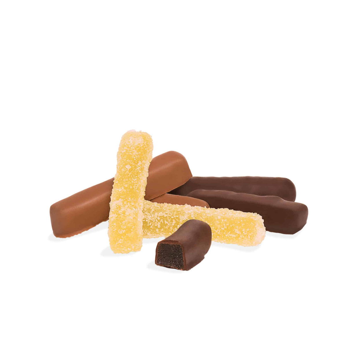 Gemischte Ingwerstäbchen mit heller und dunkler Schokolade überzogen, auf weißem Hintergrund.