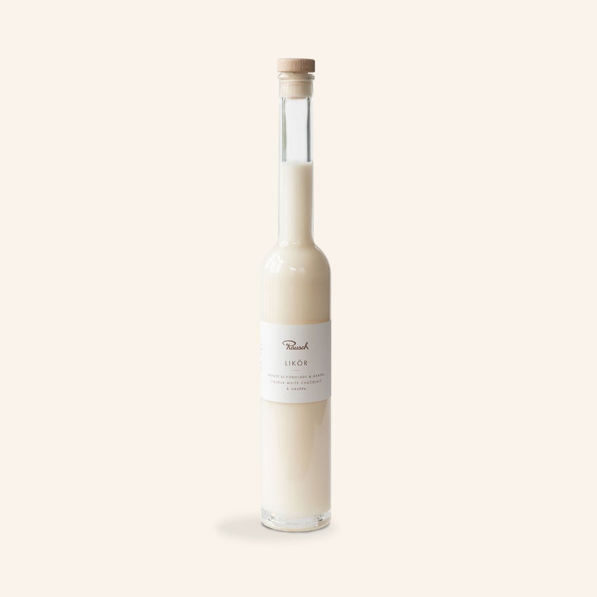 Hohe, schlanke Glasflasche mit weißem Schokoladenlikör auf neutralem Hintergrund.