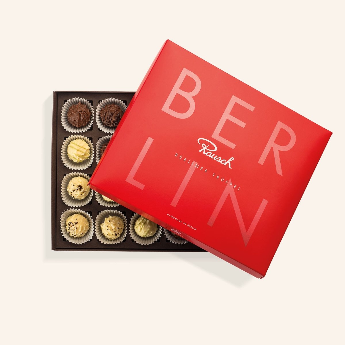 Geöffnete rote Box mit 20 Berliner Trüffeln in verschiedenen Geschmacksrichtungen.